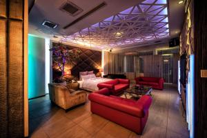 a hotel room with a bed and red furniture at Bali Motel - Zhongli in Zhongli