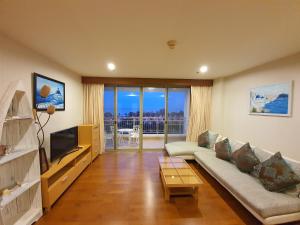 七岩的住宿－Boat House Residence Hua Hin，带沙发和电视的客厅