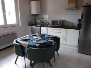 een keuken met een tafel met wijnglazen erop bij Appartement Topaze Bourg d'Oisans in Le Bourg-dʼOisans