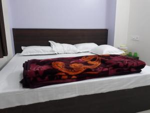 Letto o letti in una camera di Hotel Chouhan Paradise