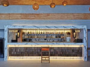 eine Bar mit einem Hocker davor in der Unterkunft Mimosa Resort & Spa in Mae Nam