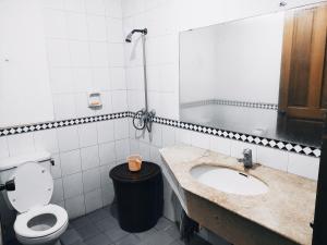 Bathroom sa CONDOMINIUM LIPPO CARITA, Lantai Dasar - OFFICIAL