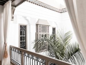 een balkon met uitzicht op een gebouw door een raam bij Riad Louhou in Marrakesh