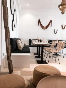 - un salon avec un canapé et une table dans l'établissement Riad Louhou, à Marrakech