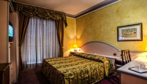 Giường trong phòng chung tại Hotel Grazia Deledda