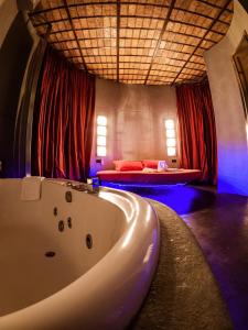 a bath tub in a room with a bed at MDM Guesthouse in Rome