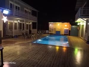 Bazén v ubytování Sea Shell Beach Cottages & Suites nebo v jeho okolí