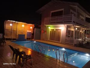 Bazén v ubytování Sea Shell Beach Cottages & Suites nebo v jeho okolí