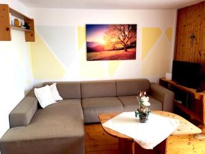 sala de estar con sofá y mesa en Ferienwohnung Kaltenleitner, en Weissenkirchen im Attergau