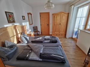 2 camas en una sala de estar con puerta en Ferienwohnung 1 Kofler en Mittenwald