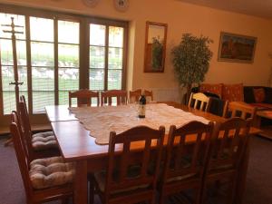 una sala da pranzo con tavolo e sedie in legno di Chata Bajana a Demänovská Dolina