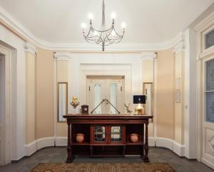 イレムニツェにあるPenzion Vila Julieの鏡とシャンデリアが備わる広い客室です。