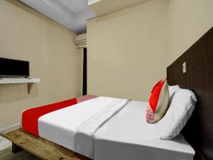 מיטה או מיטות בחדר ב-OYO Capital O 90081 Pondok Sabaraya 2 Syariah