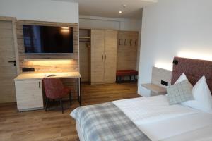 Postel nebo postele na pokoji v ubytování Hotel Schweizerhof
