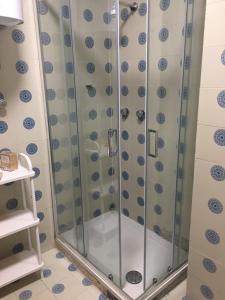 羅卡拉索的住宿－Casamia，浴室里设有玻璃门淋浴