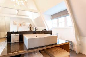 uma casa de banho com um lavatório no balcão em Hotel Bleecker em Bloemendaal