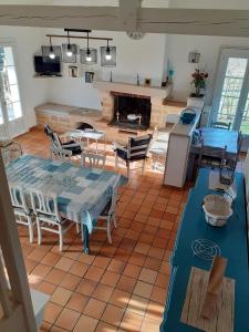 sala de estar con mesa y chimenea en Maison de 2 chambres avec jardin a Lendou en Quercy a 7 km de la plage, en Montlauzun