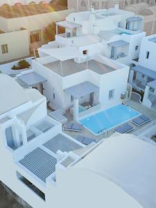 una vista aérea de un edificio blanco con piscina en Palmariva Villas, en Fira