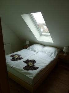 レリクにあるFerienhaus NEMOのベッドルーム1室(花2本のベッド1台付)