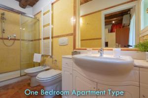 y baño con lavabo, aseo y ducha. en Santo Stefano Apartments - BolognaRooms, en Bolonia