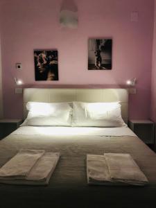 1 dormitorio con 1 cama con 2 toallas en Residenza Aurea, en Offida