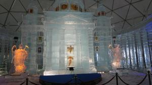 eine Ausstellung einer Eisburg in einem Gebäude in der Unterkunft Primo Relax in Starý Smokovec