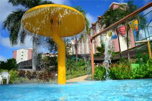 HotSprings ApartHotel في كالدس نوفاس: فطر اصفر كبير في وسط المسبح