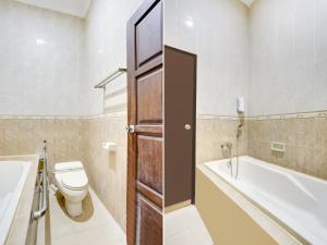 Ένα μπάνιο στο SUPER OYO 3261 Hotel Ratu