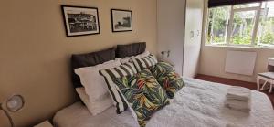 Cama ou camas em um quarto em Jasmine Cottage - Cool cottage, hot location