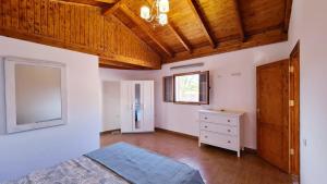 a bedroom with a bed and a dresser and a window at Casa las Estrellas in Agua de Bueyes