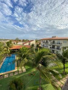 una vista aérea de un hotel con piscina y palmeras en Apartamento com vista para o mar, piscina , deck , playground e estacionamento ., en Taíba