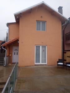 Crni Vrh的住宿－Apartman Visnja，前面有围栏的房子