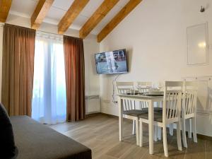 Televízia a/alebo spoločenská miestnosť v ubytovaní Vila Badalona