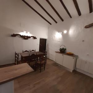 Habitación con mesa y cocina con comedor. en El Aleznal, en Trujillo