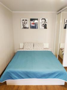 カリーニングラードにあるАпартаменты в ЦЕНТРЕ у ОЗЕРАのベッドルーム1室(壁に絵が描かれた青いベッド1台付)