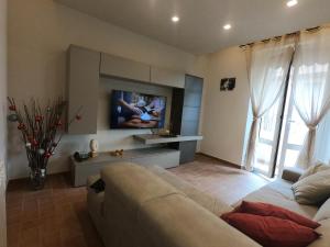 Μια τηλεόραση ή/και κέντρο ψυχαγωγίας στο Very nice flat in Lerici 5 terre in centro con parcheggio