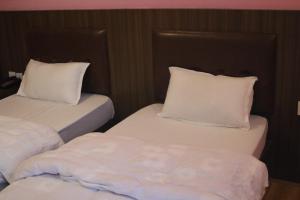 Rúm í herbergi á HOTEL PARAMI INN