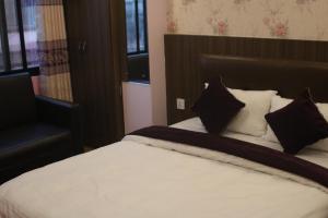 Rúm í herbergi á HOTEL PARAMI INN