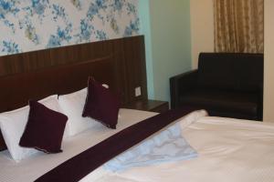Rúm í herbergi á HOTEL PARAMI INN