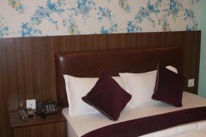 Rúm í herbergi á HOTEL PARAMI INN