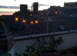 Aussicht vom Dach eines Hauses bei Sonnenuntergang in der Unterkunft La Terrazza in Tuscania