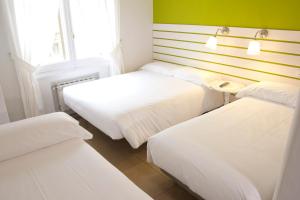 Posteľ alebo postele v izbe v ubytovaní Hostal Boreal Mistral + 19 fotografií