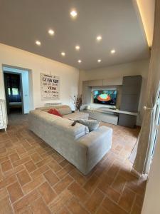 un grand salon avec un canapé et une télévision dans l'établissement Very nice flat in Lerici 5 terre, à Lerici