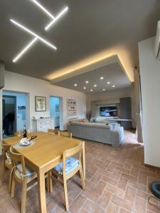 - un salon avec une table en bois et un canapé dans l'établissement Very nice flat in Lerici 5 terre, à Lerici