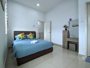 - une chambre avec un lit doté de draps bleus et d'une cheminée dans l'établissement Desaru Comfy Home with Netflix Near Beach, Waterpark & BBQ, à Bandar Penawar