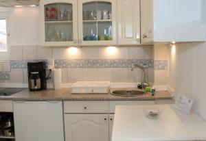 Schönberg in HolsteinにあるSchönberg - Schuster Raths Kateの白いキャビネットとシンクのあるキッチン