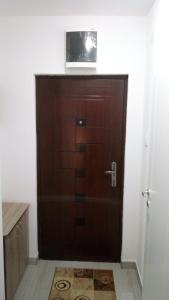 a brown door with a picture on top of it at Apartman Jevtić 2 in Gornja Toplica