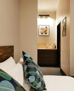 Sydney Crecy Hotel tesisinde bir odada yatak veya yataklar