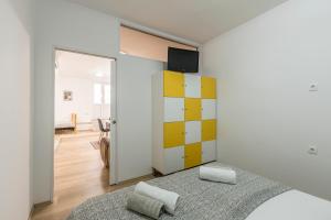 Postel nebo postele na pokoji v ubytování HVAR CENTRAL APARTMENT