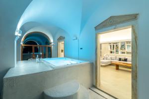 ein Bad mit einer großen Badewanne in einem Zimmer in der Unterkunft Villa Leon in Vourvoúlos